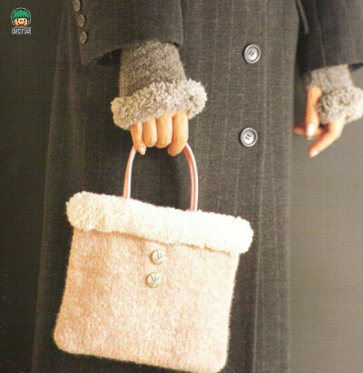 毛线编织包当季最流行的元素，时尚的你怎么能错过。前些时看到一款别致的毛线包，用毛毡布仿了一个，原形是钩织的，我偷懒做了些改动。自己找的图案用机织的厚毛衣改造的，自认为不是太难看,把这款毛毡布艺手提包包…