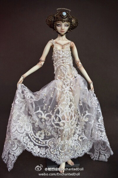 @魅惑娃娃EnchantedDoll 玛丽娜•别赫科娃（Marina Bychkova）2008年做的这个娃娃是“弗兰肯斯坦的新娘”。