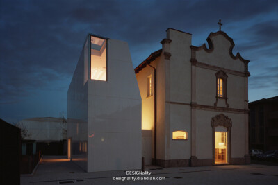 教堂變身圖書館 DAP Studio readapts historic chapel with library intervention