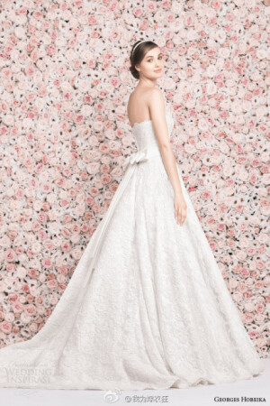 Georges Hobeika 2014春夏婚纱系列，以唯美大方的婚纱闻名的Georges Hobeika，依然主打精致梦幻路线。浪漫蕾丝刺绣、薄纱鱼尾裙摆、轻盈感的蓬蓬裙摆、立体花斑点缀…极尽梦幻之能事的花之女神，让人为之倾倒。