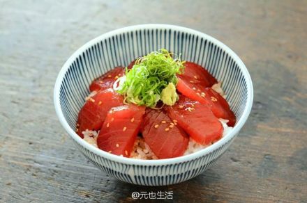 日本料理中的「丼」（Dǒn），即各位熟知的盖浇饭，约明治时期出现，得益于从曼谷流入日本的中国瓷碗，一碗大白飯，铺上满满的菜，于是物廉价美营养均衡的丼诞生了。(「丼」为古汉字，同“井”字，意投物井中声。)