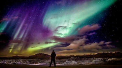 .冰岛照亮黑夜的极光 在冰岛的Reykjanes半岛你将会看北极光完整的光谱色彩，有淡粉色，红色，绿色，黄色，蓝色，紫罗兰。极光是光束粒子碰撞形成的，极光有时会穿越整个天际，有时成波浪状，有时成圆弧状。