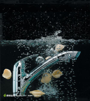 水龙头进入水中溅起的水花图片素材下载，现在加入素材公社即可参与传素材送现金活动