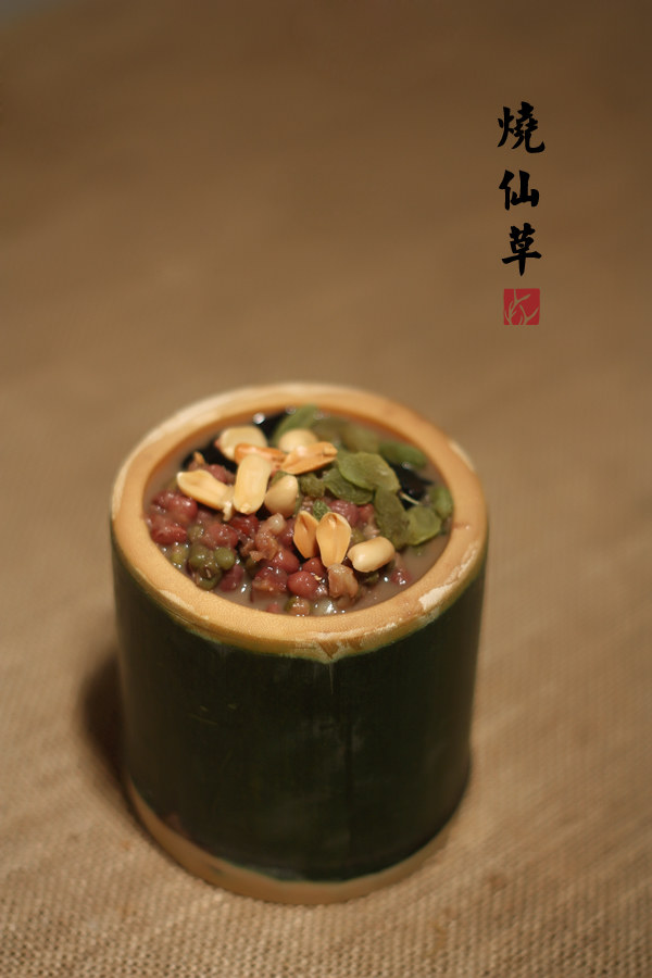 【玉盘珍馐】中式美食教程食谱 by 李白鹿 『烧仙草』凉粉、绿豆、红豆、花生、葡萄干、原味奶茶、炼乳。将红豆和花生洗净泡着，牛奶放进冰箱 开始做仙草，按照包装盒上的做法：按照比例将仙草粉调成面糊，锅里加上适量的水大火煮开后转小火，将仙草糊缓缓倒入并不停搅拌，搅拌均匀后关火放凉凝结，放进冰箱冷藏备用 烧水的同时可以将红豆沥干，加少许水用高压锅煮熟，闷得烂一些，加白糖搅拌好备用 烧一壶开水冲泡红茶(我用的是最普通的立顿红茶茶包- -)，红茶不涩的要点在冲泡30秒左右后将茶包取出，而不是一直泡在水里。喜欢浓茶味的可以泡久一些 将牛奶和红茶按照自己喜欢口味的比例兑好，放入适量冰糖，喜欢奶味重一些甜一