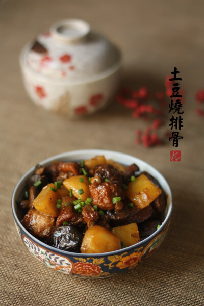 【玉盘珍馐】中式美食教程食谱 by 李白鹿 【土豆烧排骨】1.排骨洗净焯水，拂去泡沫，捞出沥干；2.热油锅，加入八角、小茴香、香叶、桂皮、花椒、生姜、姜片，出香后放排骨翻炒，加料酒炒，老抽调色均匀。加一瓢水盖…