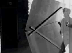 【不一样的门】门这种物品实在太普通太常见了，以致于很少有人会想着重新研发一个门，不过奥地利设计师Klemens Torggler不一样，他从1997年就开始捣鼓《Evolution Door》，一种新型的很有极客味的门，现在已经有好几…