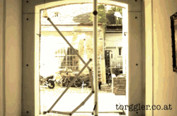 【不一样的门】门这种物品实在太普通太常见了，以致于很少有人会想着重新研发一个门，不过奥地利设计师Klemens Torggler不一样，他从1997年就开始捣鼓《Evolution Door》，一种新型的很有极客味的门，现在已经有好几…