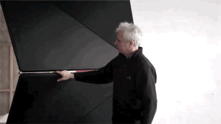 【不一样的门】门这种物品实在太普通太常见了，以致于很少有人会想着重新研发一个门，不过奥地利设计师Klemens Torggler不一样，他从1997年就开始捣鼓《Evolution Door》，一种新型的很有极客味的门，现在已经有好几个款式成功面市，据说比推拉门和平开门还要好用省力。