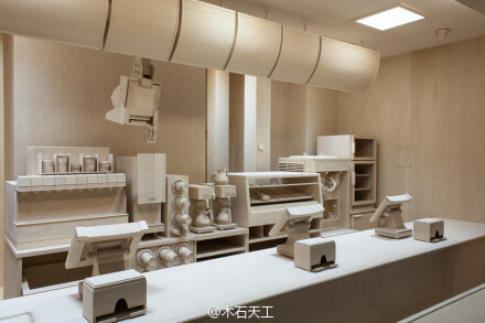 艺术家 Roxy Paine 用木头雕造了这件1:1的快餐店，起名 Carcass，意为骨架、遗骸。没有轻浮的广告，没有鲜艳的标示、没有工业化的材质，一切都是木头，艺术家在挑战我们对褪去商业文明后的事物的认知。 http://t.cn/8FjTDh2