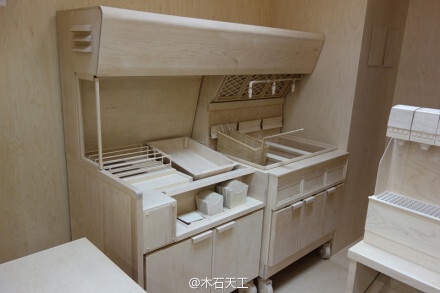 艺术家 Roxy Paine 用木头雕造了这件1:1的快餐店，起名 Carcass，意为骨架、遗骸。没有轻浮的广告，没有鲜艳的标示、没有工业化的材质，一切都是木头，艺术家在挑战我们对褪去商业文明后的事物的认知。 http://t.cn/8FjTDh2