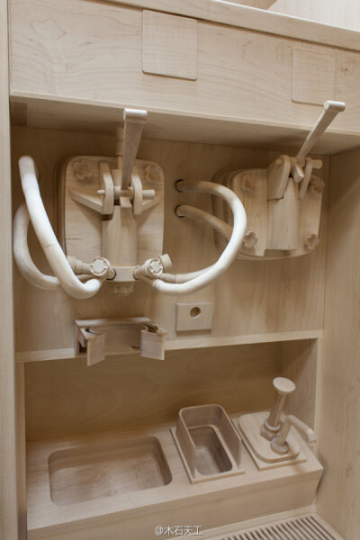 艺术家 Roxy Paine 用木头雕造了这件1:1的快餐店，起名 Carcass，意为骨架、遗骸。没有轻浮的广告，没有鲜艳的标示、没有工业化的材质，一切都是木头，艺术家在挑战我们对褪去商业文明后的事物的认知。 http://t.cn/…