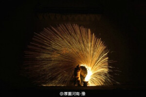 【发现民艺|河北蔚县篇|打树花】“打树花”是河北省张家口蔚县暖泉镇别具特色的古老节日社火，至今已有300余年历史，是用熔化的铁水泼洒到古城墙上，迸溅形成万朵火花，因犹如枝繁叶茂的树冠而称之为“树花”，其壮观程度绝不亚于燃放烟花。@田边汉@CDBC空白集@河北发布@河北省旅游局@9号品牌设计