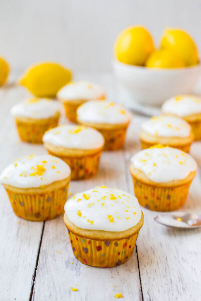 柠檬杯子蛋糕 Lemon Cupcakes with Lemon Cream Cheese Frosting - Soft, fluffy, moist, very lemony cupcakes from scratch! Easy one-bowl, no-mixer recipe for cupcakes that taste like they're from a bakery…