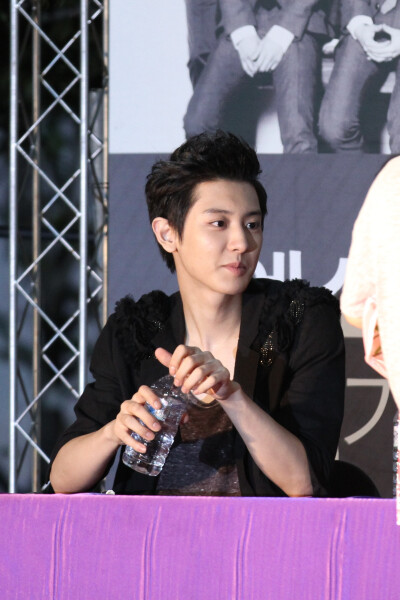 #2014 Happy New Yeol#【KaiChenko】130616 仁川签售会 图片更新9P 下载戳→【http://t.cn/8FuVJd8】