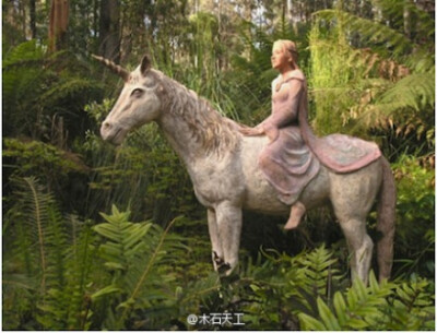 艺术家 Bruno Torfs 在旅行的过程中获得了独特的艺术灵感，这促使他从欧洲举家搬迁到澳大利亚，并在那儿的森林里建了一座雕塑花园。 http://t.cn/8F3vn3e
