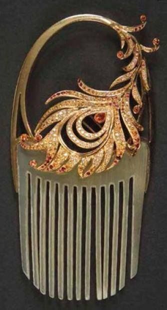 Horn comb with a gold shaft and jeweled phoenix feather. The decoration can be taken off the comb and worn as a brooch. The feather sports yellow sapphires, mandarin garnets, diamonds and receives pea…