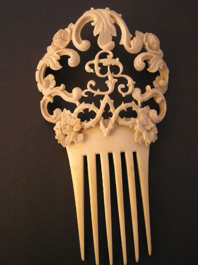 Monogrammed 19th century haircomb in ivory. (GJB monogram)