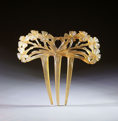 French Art Nouveau horn comb with blossoming flowers. Note the small heart in the middle of the heading. | The Creative Museum