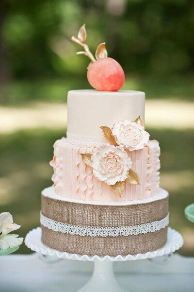 婚礼上的粗麻布装饰灵感：蛋糕刮起田园风