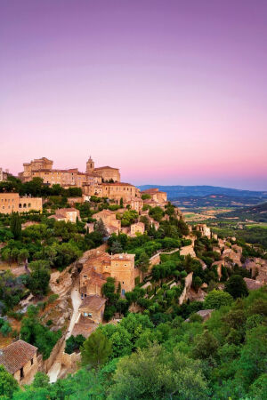 El pueblo de Gordes    Erigida sobre una colina, con una fortaleza en lo más alto, es un excelente ejemplo de las localidades del interior montañoso provenzal.