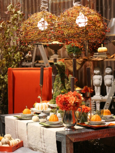  餐厅是客人和家庭聚餐的空间。秋季意味着安逸和温暖，并且非常舒适和凉爽，你可以借此装饰一下你的餐厅。为了突出今年的秋天，怀旧传统和复古别致风格，都是很好的选择 – 你可以将它们进行混搭或是只选其一。装饰…