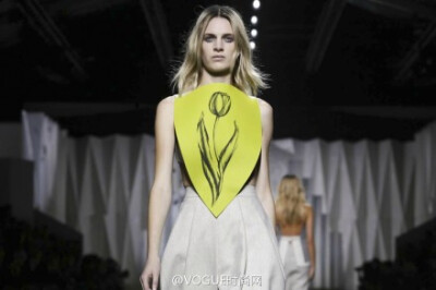 #VOGUE巴黎时装周#【一线报道】Vionnet 2014秋冬系列的灵感来自郁金香，这点被表达得再直白不过了，从秀场座位上的郁金香鲜花、到舞台始端的郁金香小花园再到模特羊毛中长裙上的郁金香图案。草绿色的映衬让本来易显…