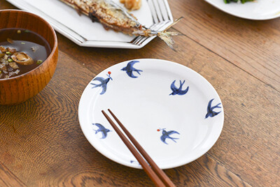 【新着】日本直送ZAKKA☆九谷烧彩绘燕子陶瓷饭碗 餐盘 多款 预订