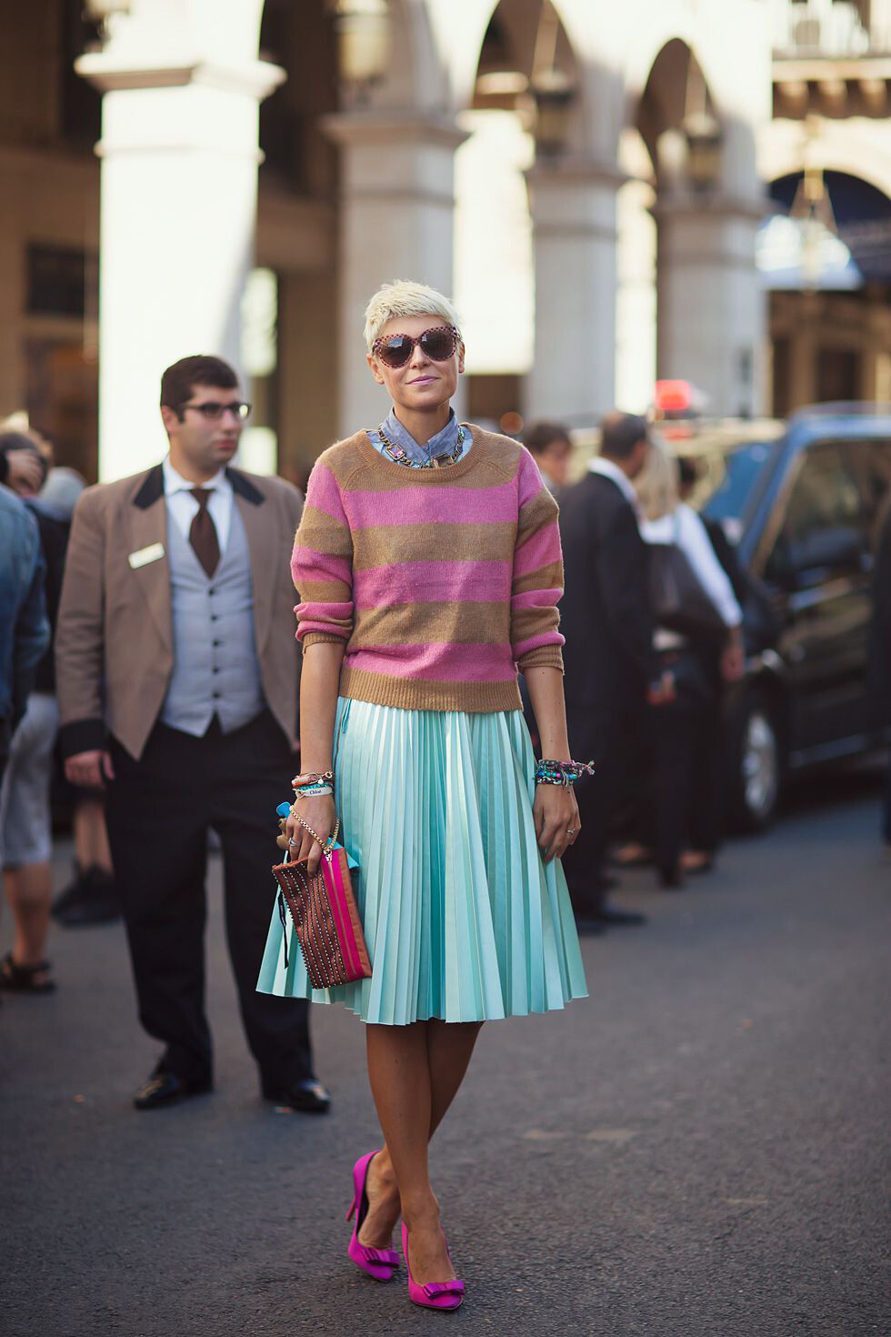 卡其与粉色相间的条纹毛衫，居然和薄荷绿风琴褶半身裙非常的和谐。低调撞色，莫过于此。配饰也为整套搭配增色不少。