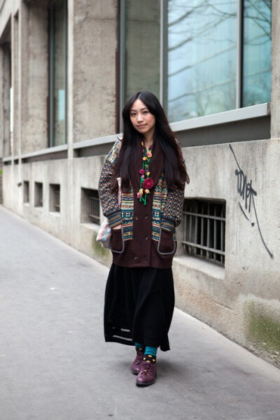 清新文艺风的姑娘大概都喜欢这种大毛衣+长裙的复古造型。