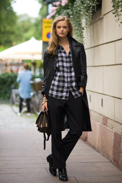 一身黑色装扮，沉稳大气，内搭的格纹衬衫，非常的休闲随性哦~