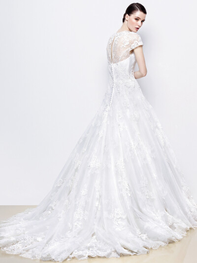 Enzoani 2014 Bridal Collection 本季着重于现代和传统的欧洲设计与高度关注细节相结合，光线和精致的蕾丝图案展现出精致的韵味，集经典与永恒为一身。