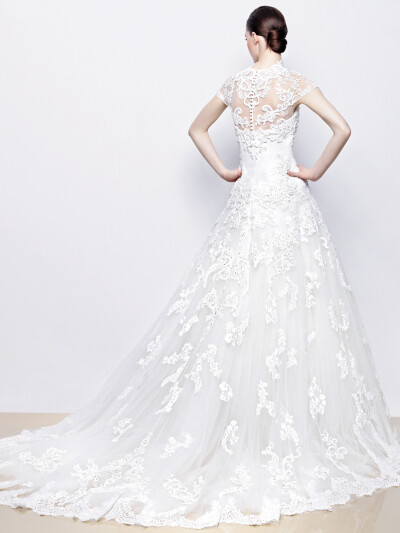 Enzoani 2014 Bridal Collection 本季着重于现代和传统的欧洲设计与高度关注细节相结合，光线和精致的蕾丝图案展现出精致的韵味，集经典与永恒为一身。