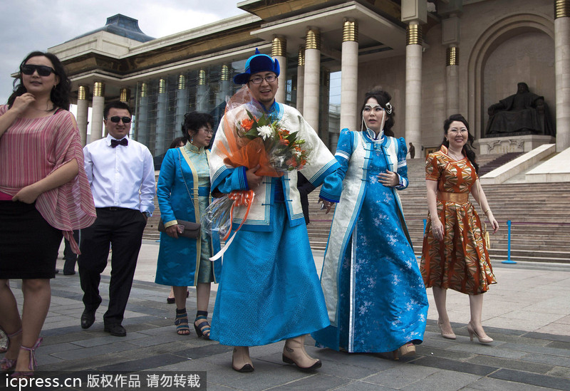 蒙古传统婚服。