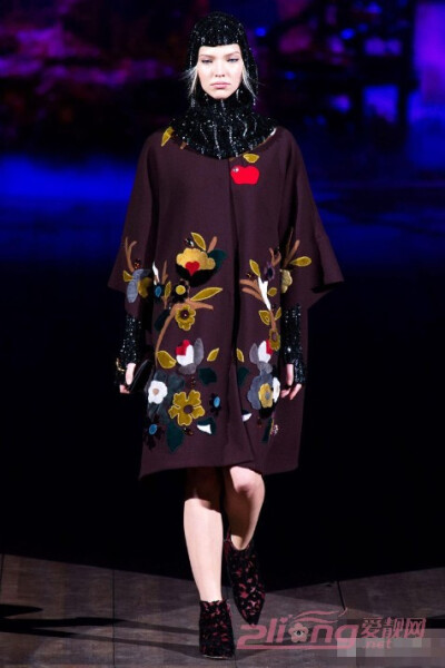 Dolce &amp;amp; Gabbana2014秋冬女装成衣走秀，花卉图案和暗色系搭配，宽松的大衣，有特色。http://www.2liang.net/fushi/201402/109943.shtml