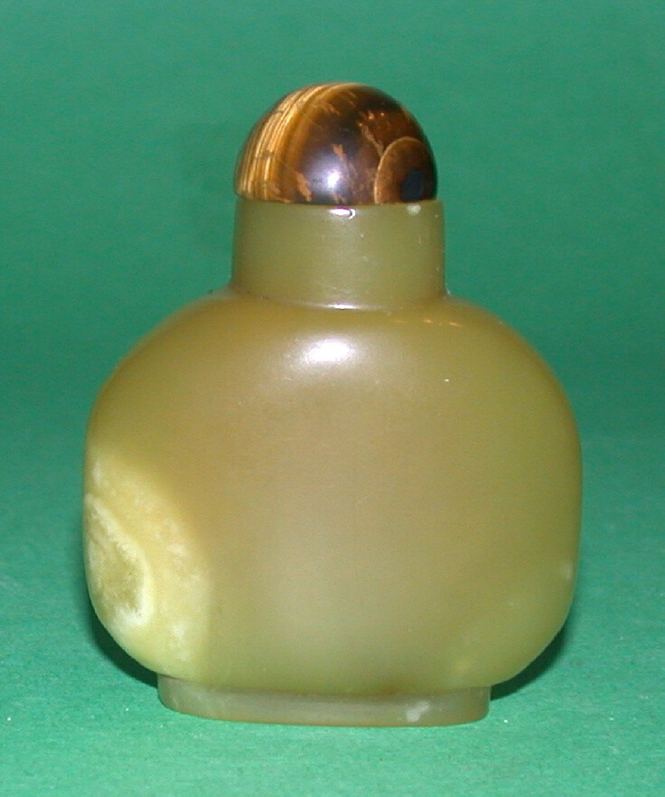 chinese agate snuff bottle