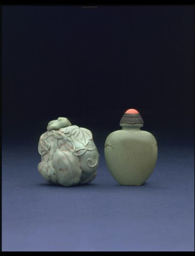 Chinese snuff bottles middle 19th : - [Snuff bottle] Turquoise - [Stopper] Coral set in a silver mount