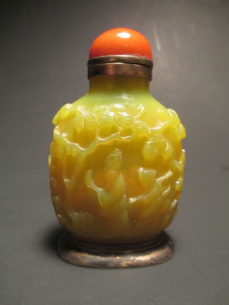 Antique Chinese yellow glass snuff bottle