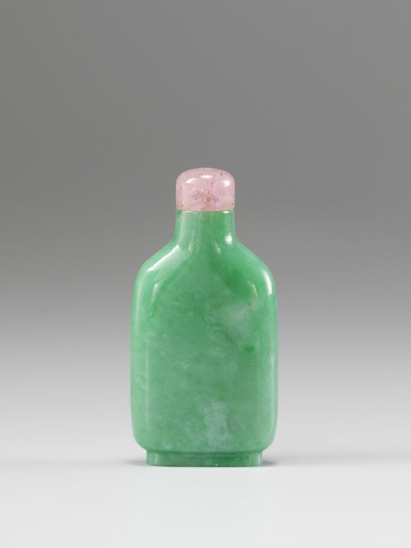 A jadeite snuff bottle of rectangular shape, 1780-1850 Dimensions: 4.7cm