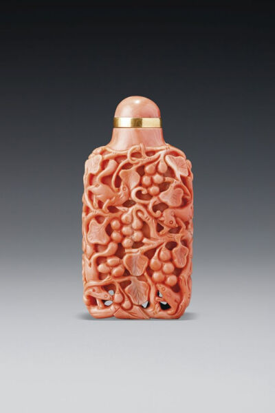 A CORAL ‘SQUIRRELS AND GRAPEVINE’ SNUFF BOTTLE QING DYNASTY, 18TH / 19TH CENTURY