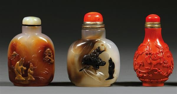 Three agate and glass snuff bottles, China. Haut. (max) 5,9 cm/H. (max) 2 5/16 in