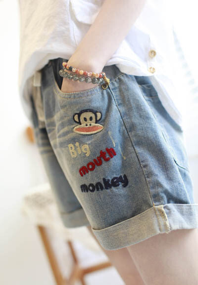 大嘴猴字母刺绣 翻边牛仔短裤