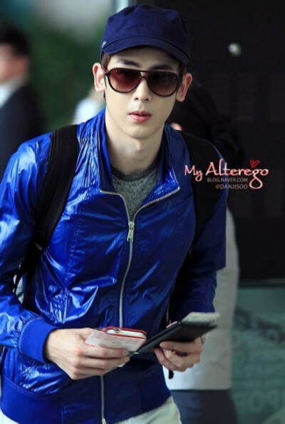  khunnight～#nichkhun#回头看才发现自己原来已经走过了这么长的路。第一次觉得生命中因为有你而变得充实，我怕时间太快，不够将你看仔细，我怕时间太慢日夜担心失去你，恨不得一夜之间白头，永不分离。#nichkhun宁…