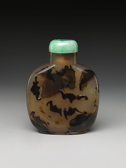 Snuff Bottle with Five Bats. Qing Dynasty 18th Century. The Metropolitan Museum of Art.