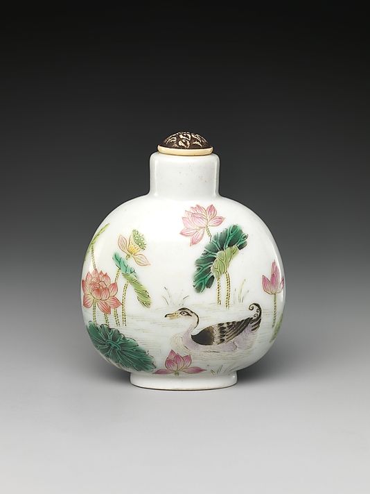 Snuff Bottle with Scene of a Lotus Pond