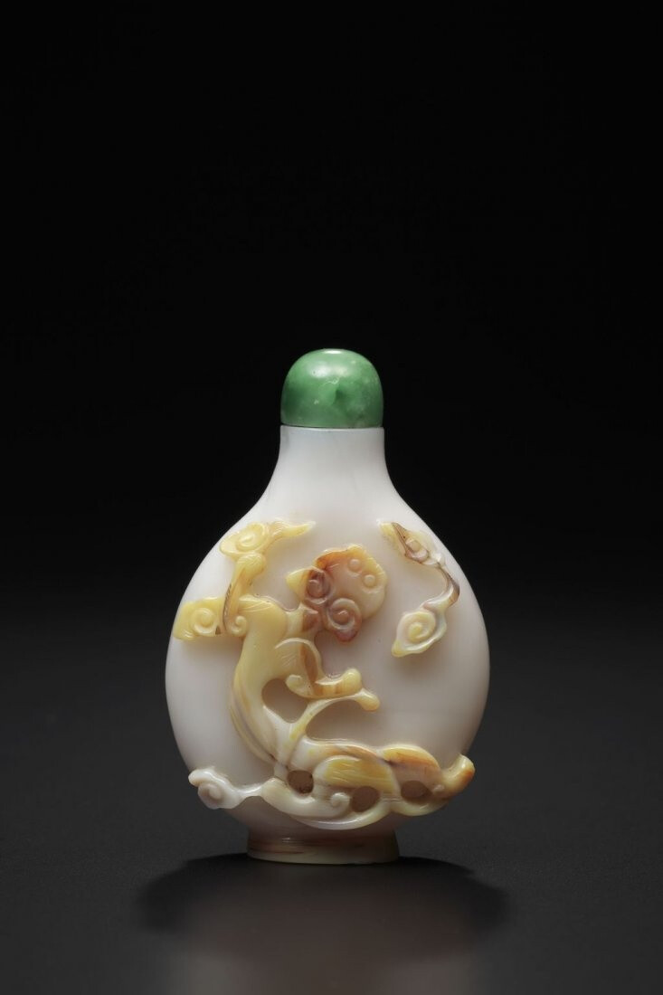 A WHITE GLASS 'CHILONG' SNUFF BOTTLE