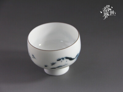 【器世界】精品茶具 #孙进老师釉下墨彩陶瓷作品 茶杯# 品茗杯 功夫茶--瓷器的精美不在于它的色彩斑斓，艳丽光鲜，而在于它的神韵，所传达的独特瓷器魅力，墨彩瓷素净淡雅，却不失秀丽华贵，可谓是“浓妆淡抹总相宜”…