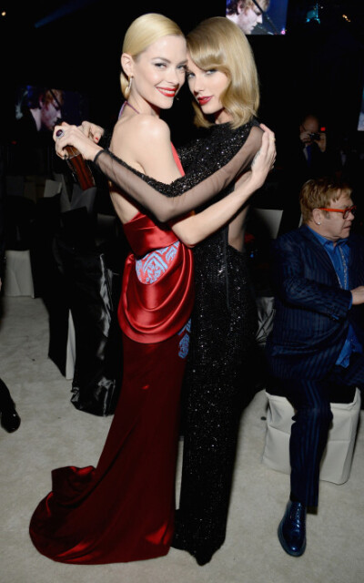 Taylor Swift at the Vanity Fair Oscar Party 。Taylor 出席奥斯卡after party 高清图片……黑色长裙！！高贵！！！