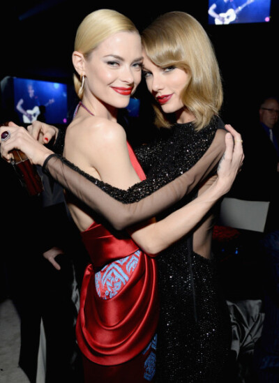 Taylor Swift at the Vanity Fair Oscar Party 。Taylor 出席奥斯卡after party 高清图片……黑色长裙！！高贵！！！