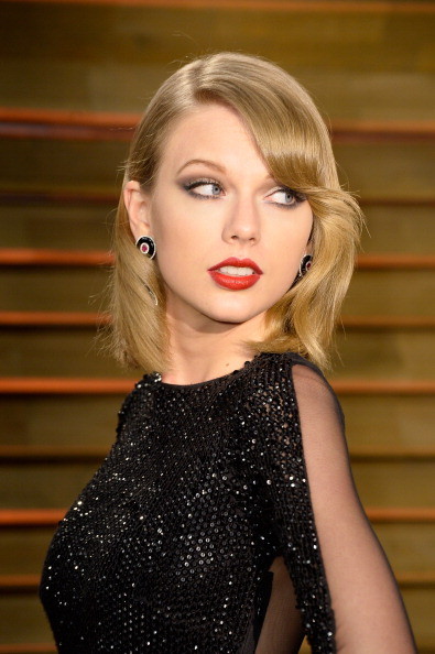 Taylor Swift at the Vanity Fair Oscar Party 。Taylor 出席奥斯卡after party 高清图片……黑色长裙！！高贵！！！