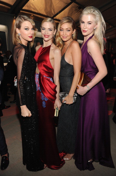 Taylor Swift at the Vanity Fair Oscar Party 。Taylor 出席奥斯卡after party 高清图片……黑色长裙?。「吖螅。?！